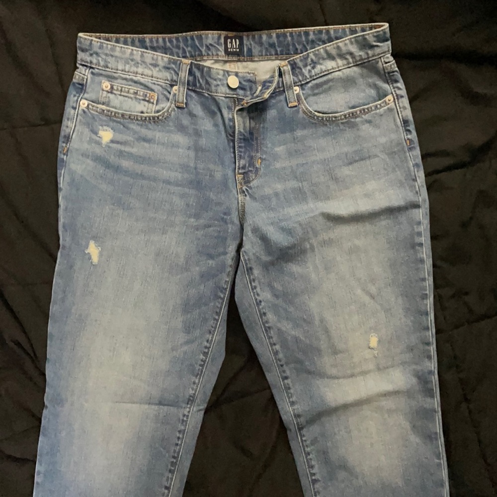 Gap slightly distressed Capri jeans